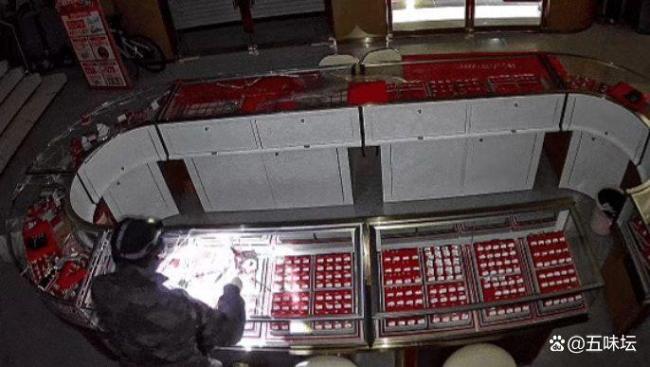 男子洗劫金店已被刑拘 十小时速破案