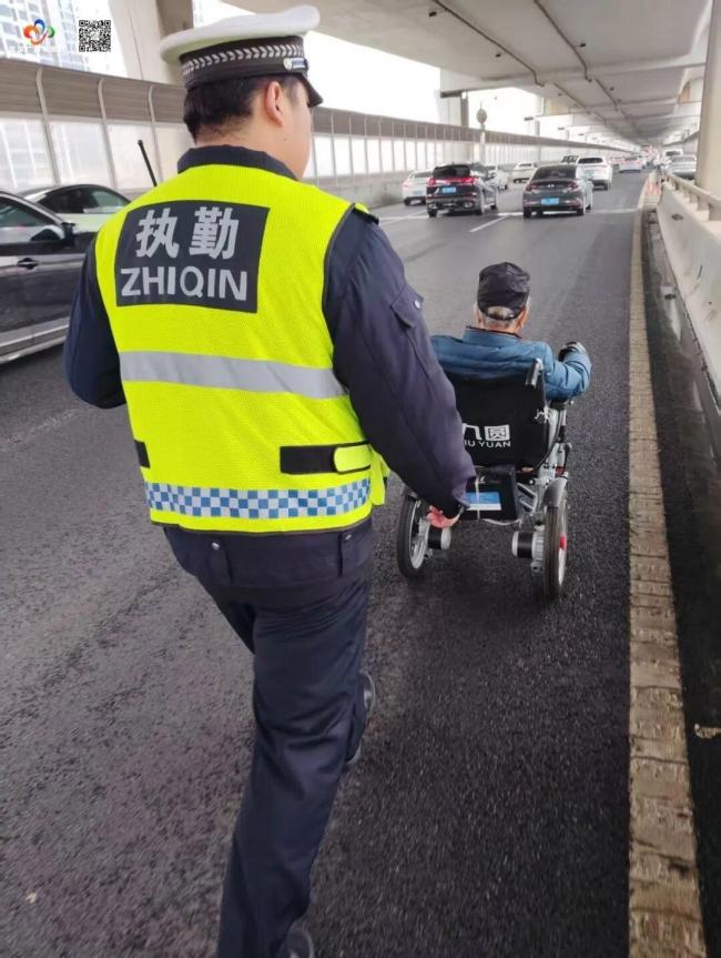 老人坐电动轮椅误闯高架桥 热心司机接力救援
