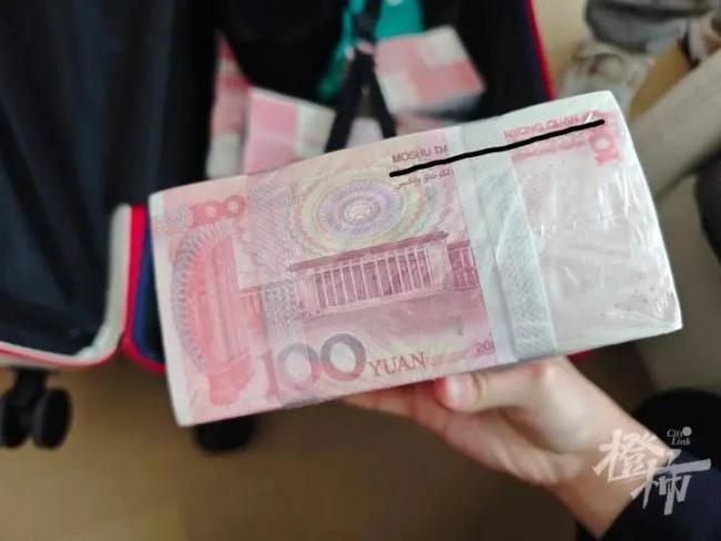 男子打扫出租屋发现10捆纸钞 虚惊一场的百万巨款