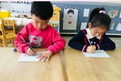 6岁小朋友用拖把画出自己的名字 创意表达自我