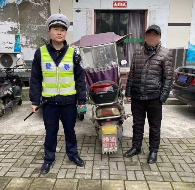 男子酒后骑摩托被查现场求情：我唱首歌算了