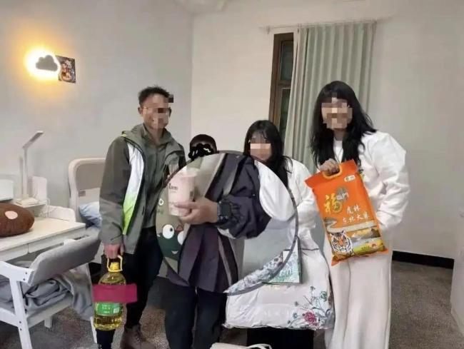 被帮扶男孩戴千元手表其父精神残疾 被帮扶男孩戴千元手表引争议