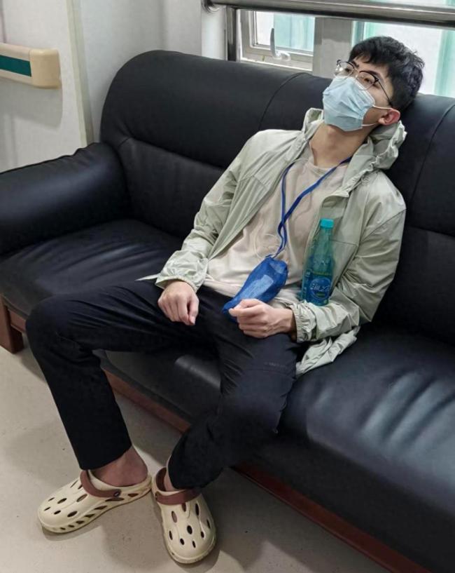 23岁博士胃癌晚期 经常错过食堂饭点