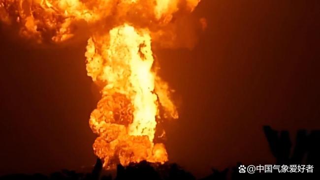 南美洲突然爆出蘑菇云，巨大火球进入对流层，分析：罕见泥火山 震撼夜空如核爆