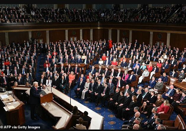 记者:国情咨文成特朗普真人秀 高潮迭起引发热议