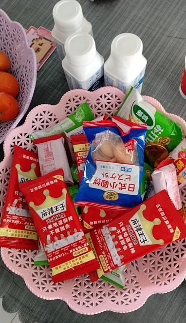 男子拉木板车放上礼品去看姑姑 三人闭门亲情交易引爆争议