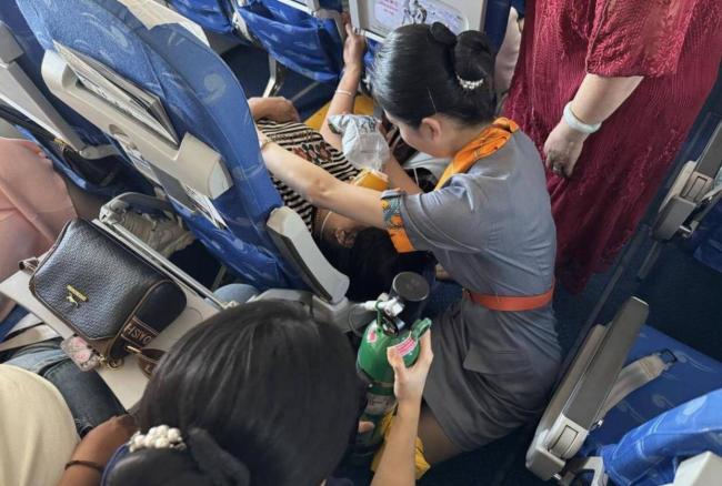 医生乘机突发不适欲广播寻药遭拒 生命安全与乘客体验引争议