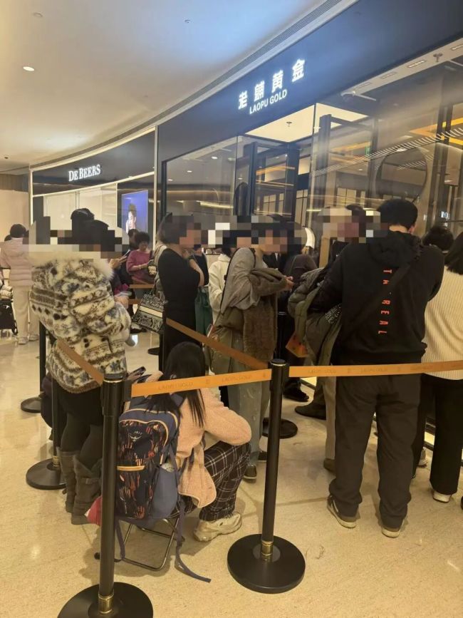 老铺黄金涨价 顾客称一夜睡醒赚2万 购金热潮再现