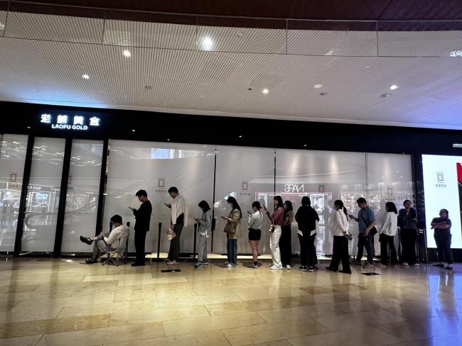 有顾客称老铺黄金像排队抢鸡蛋 涨价前夜再现抢购潮