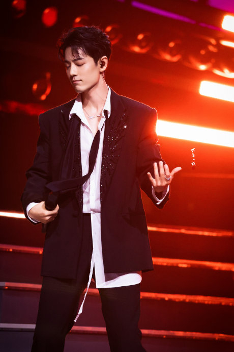 肖战绕到车前给粉丝挥手