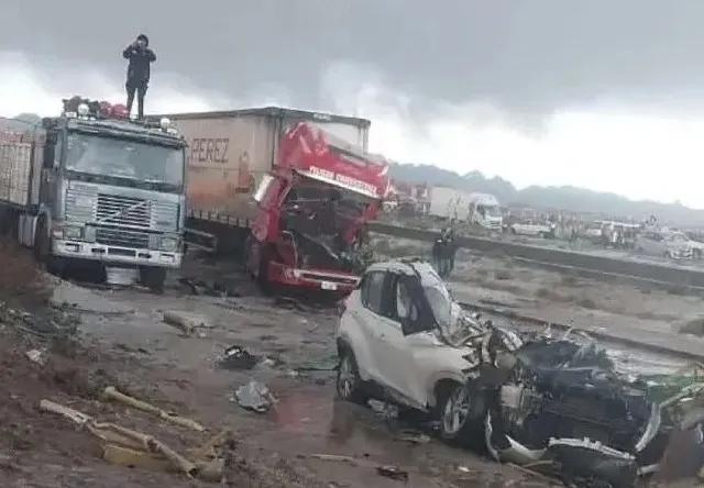 玻利维亚军机坠毁 散落地上钞票被盗 运输新纸币任务失败