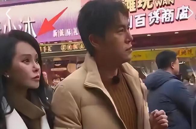 女子穿新裙逛街吊牌还在身上 明星穿搭引热议