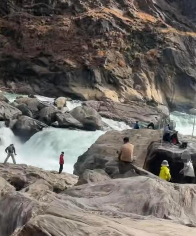 男子坠江同行女友被网暴 救援人员发声 目击者呼吁停止网络暴力