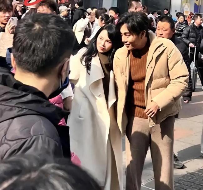 女子穿新裙逛街吊牌还在身上 明星穿搭引热议