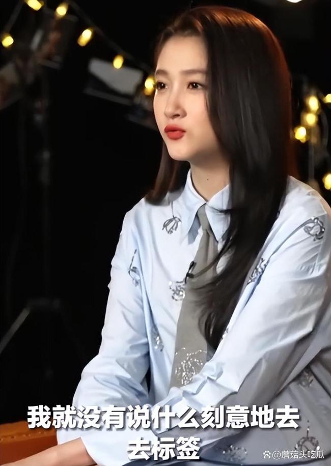 黄景瑜关晓彤看这段齐红温了 跑说念吻戏引爆话题