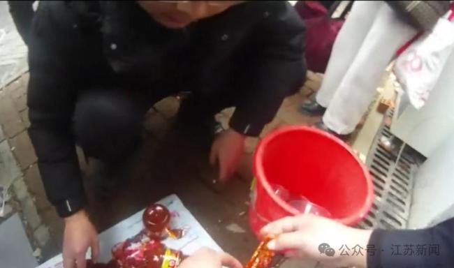 女子将金条藏进酱里寄给骗子 民警紧急拦截挽回损失