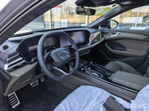 新一代奥迪A6L实车到店 全面升级引关注