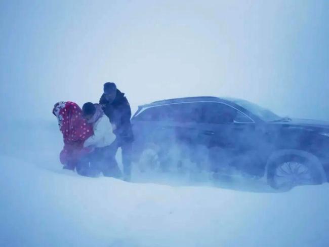 暴雪封路父母铲5小时雪送女儿返校