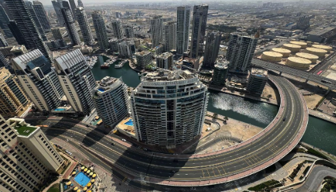 伊朗袭击致迪拜街头空旷 迪拜家长安抚孩子外面是烟花