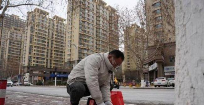 热心男子在路边公益拔钉