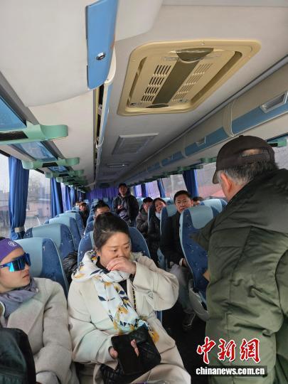 首批18名中国公民撤离至阿塞拜疆 平安抵达巴库