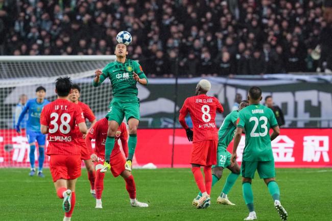 北京国安时隔22年再夺超级杯冠军 雨中激战锁定胜局