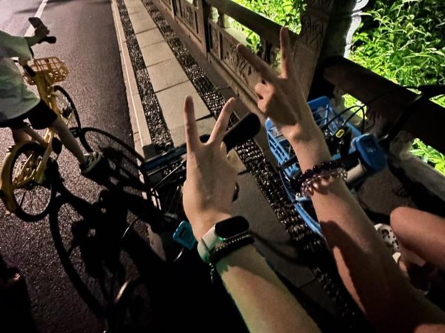 “初代同事”何以成为年轻人热议话题 职场中的温暖情谊