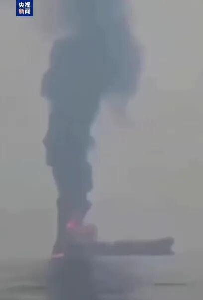 油轮试图通过霍尔木兹海峡被击中 正在沉没引发关注