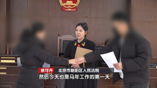 女子进店时撞玻璃门起诉店家 责任划分引争议