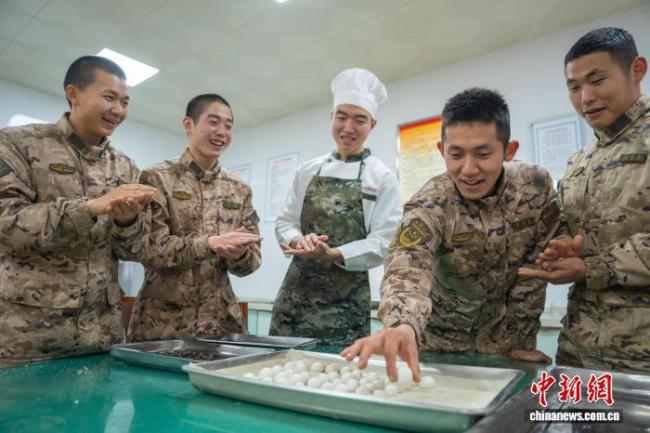 武警桂林支队军营闹元宵 欢度佳节暖人心