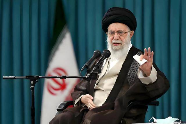 黑旗升起战争升级！卫星视角看美伊开战第二日：哈梅内伊殒命，美军多个基地被袭击！