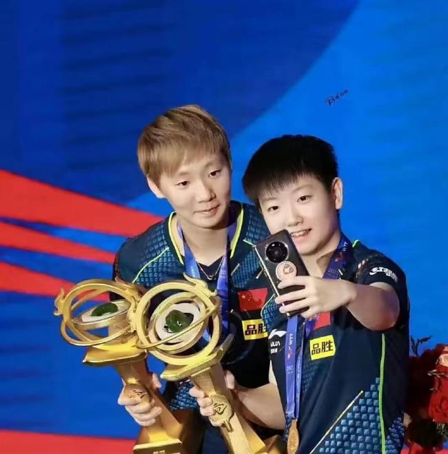 央媒祝贺孙颖莎夺冠，点赞王曼昱 巅峰对决精彩纷呈