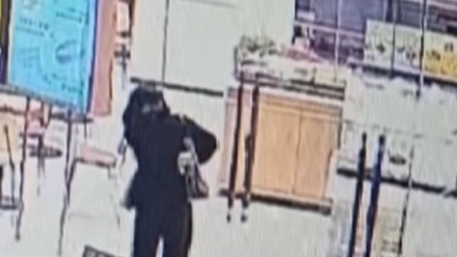 女子进店时撞玻璃门起诉店家 责任划分引争议