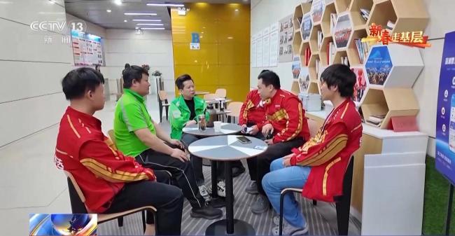 跟随外卖小哥见证一杯咖啡里的活力中国