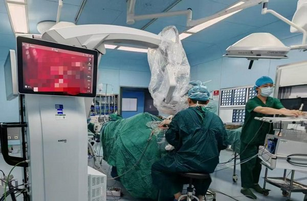 妈妈辅导儿子作业被气哭晕倒地 情绪激动竟引发烟雾病