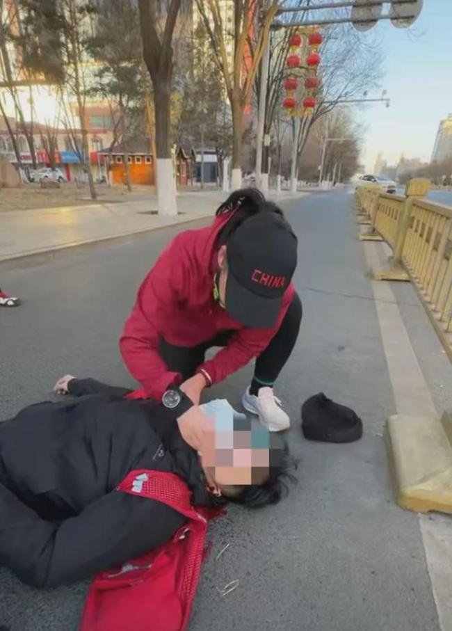 小伙摔倒路边女子挺身施救