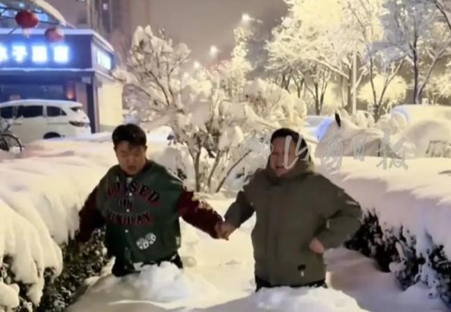 山西网友雪里撒欢 跪着走假装深雪 冬日里的网络梗