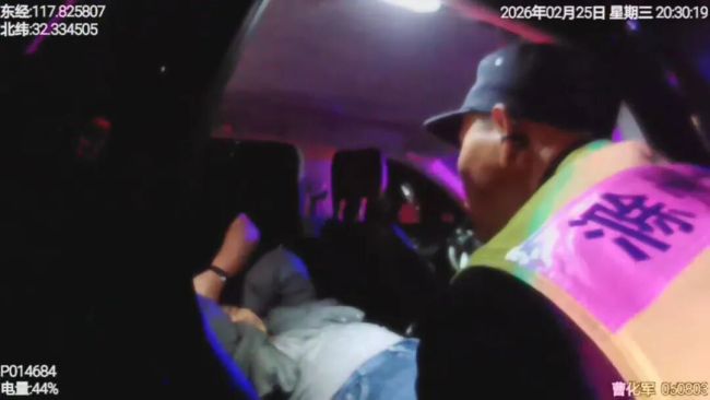 女子突发癔症欲跳车交警紧急出手 高速路上的生死救援