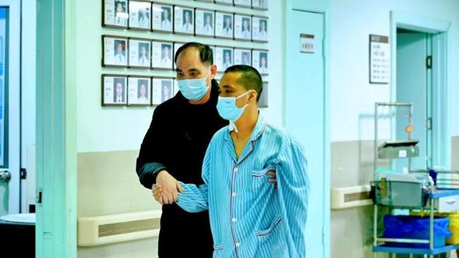 61岁父亲为救儿子切半个肝脏 舍命相救点燃希望