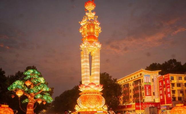 河南地标化身AI花灯点亮元宵夜 光影诉说中原故事