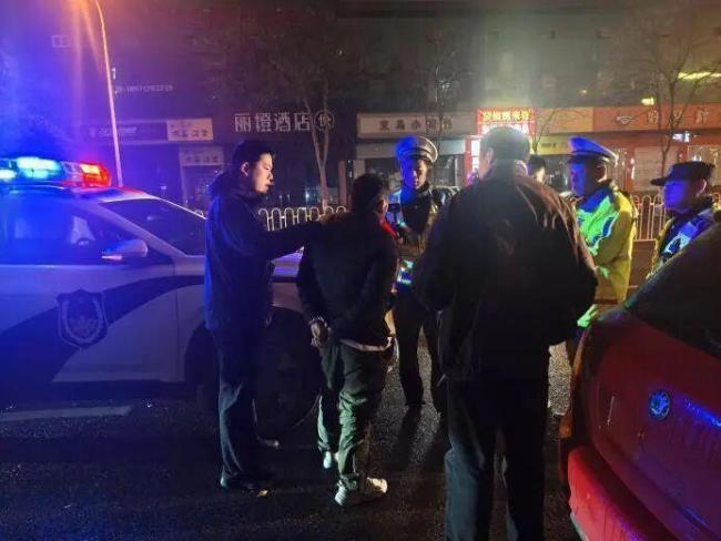 武汉一男子深夜醉驾被民警截停 心存侥幸难逃法眼