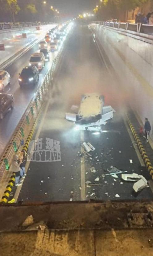 一车冲破护栏坠落隧道口