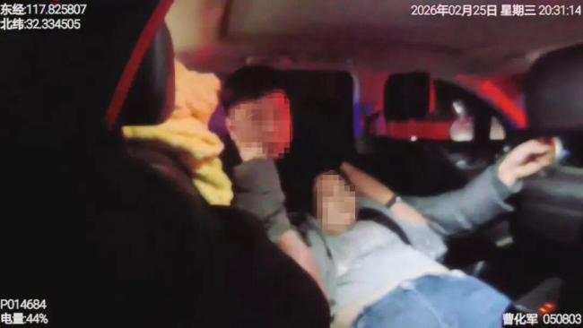 女子突发癔症要跳车交警紧急出手 高速路上的温情救援