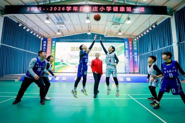 机器人在校门口迎接学生返校 智能迎宾添“智”趣