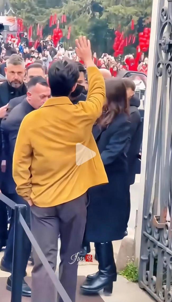 肖战试衣服时的表情 汗流浃背萌态十足