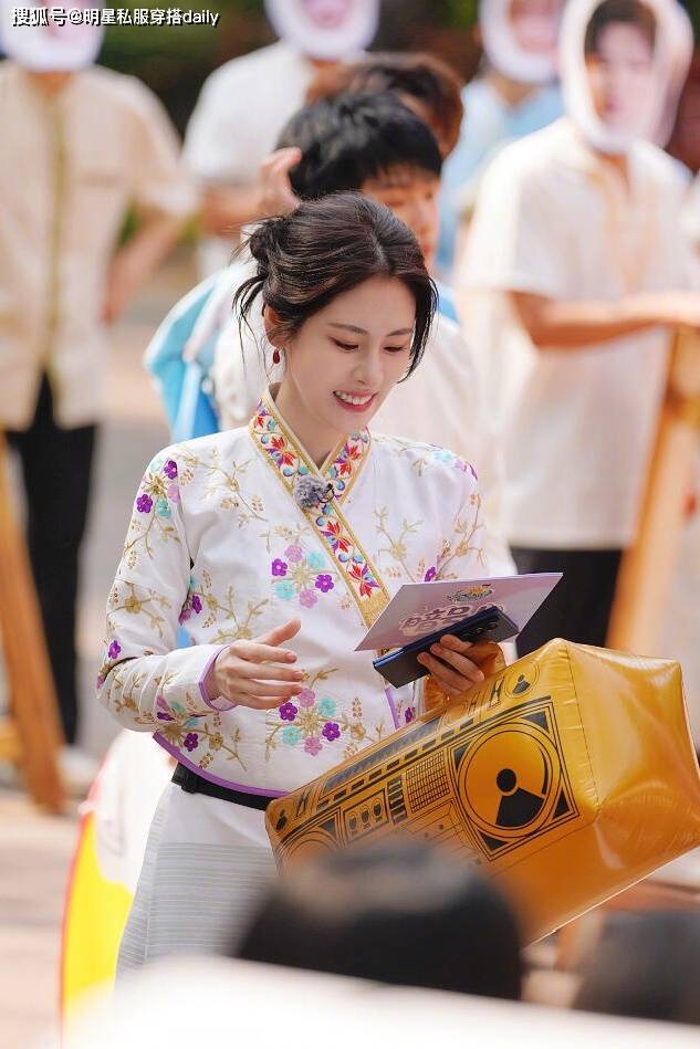 张碧晨完全是傣族公主