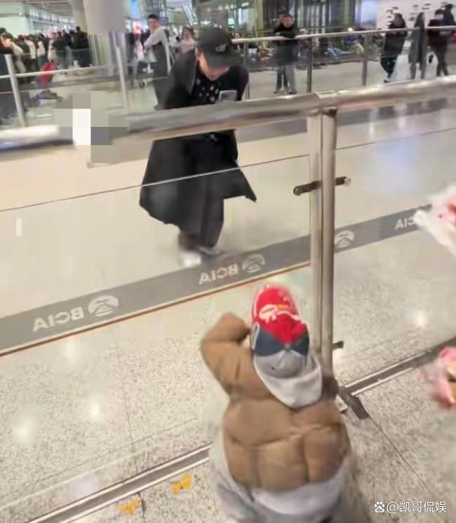 王博谷带着孩子给宋丹丹接机 温馨一幕感动全网