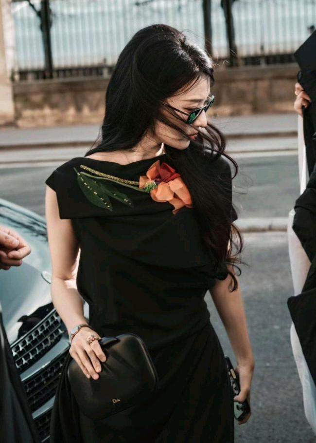 王楚然千金大小姐 全黑造型封神巴黎时装周