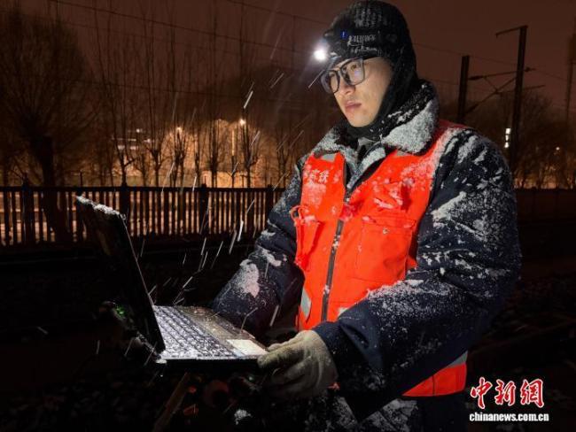 国铁北京局全力应对京津冀降雪天气 确保春运畅通安全