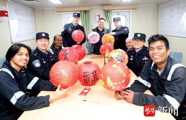 边检民警与外籍船员共庆元宵节 汤圆传递跨国情谊